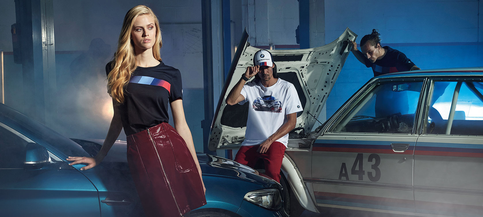 Mann und Frau im BMW Motorsport T-Shirt. Mann und Frau im BMW Motorsport T-Shirt.